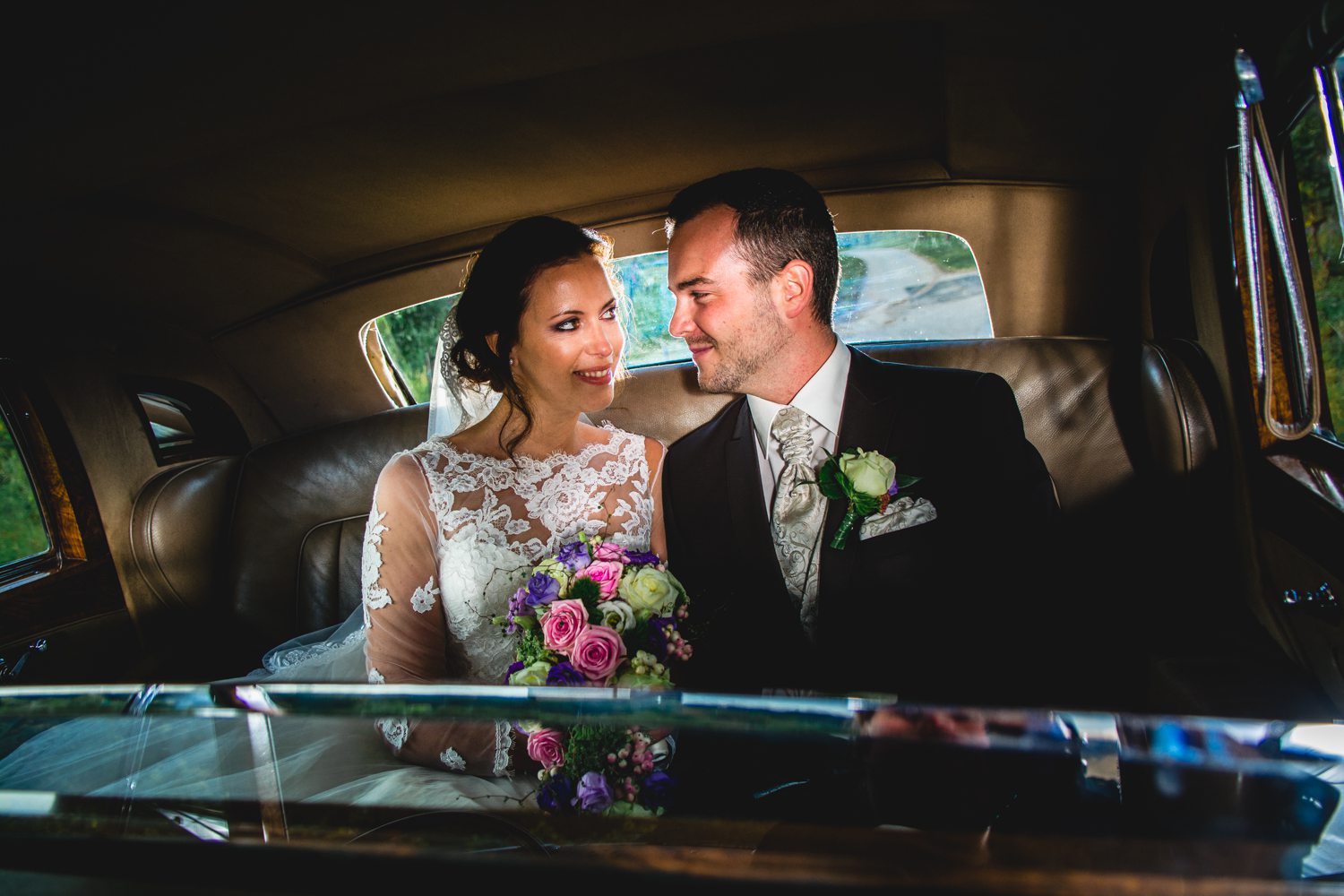 Brautpaar während Hochzeitsreportage im Rolls Royce