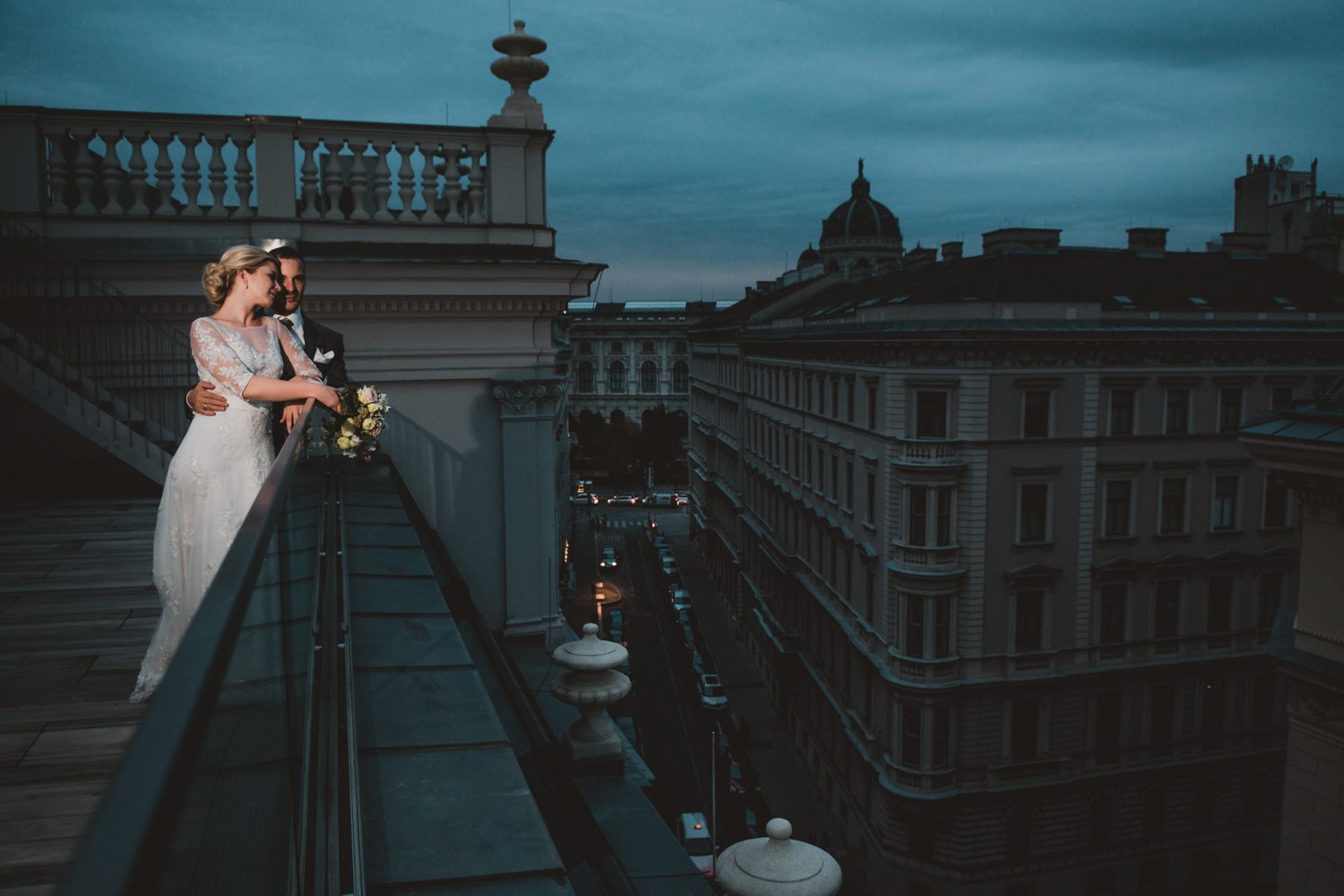 Brautpaar über den Dächern von Wien für die Hochzeitsreportage