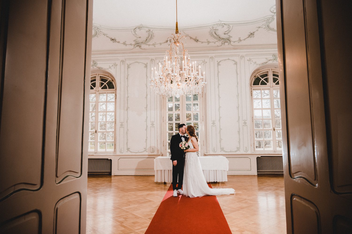 Hochzeitsreportage Schloss Hunyadi Brautpaar küsst sich im Trauungssaal