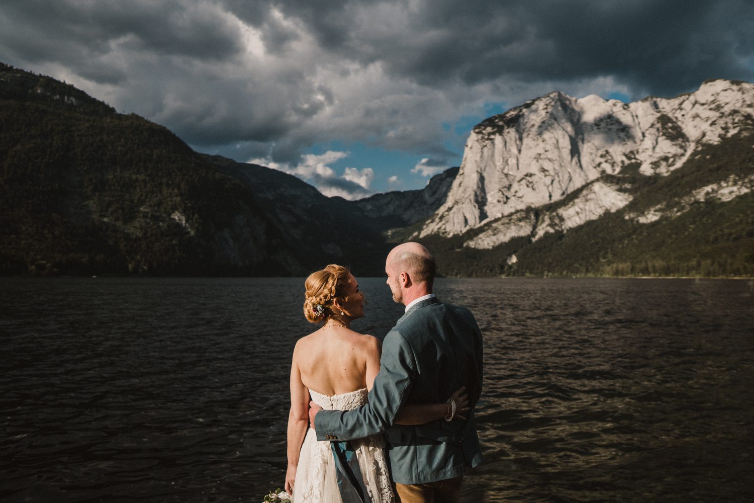 Brautpaar in wunderschöner Landschaft bei Hochzeitsreportage Altaussee