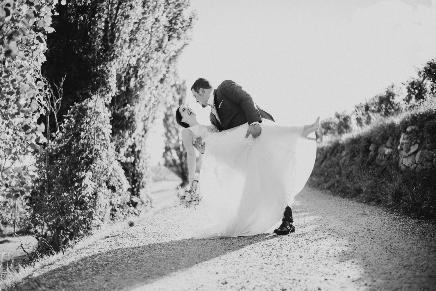 Brautpaar probiert lachend für die Hochzeitsreportage einen Hollywood Kuss