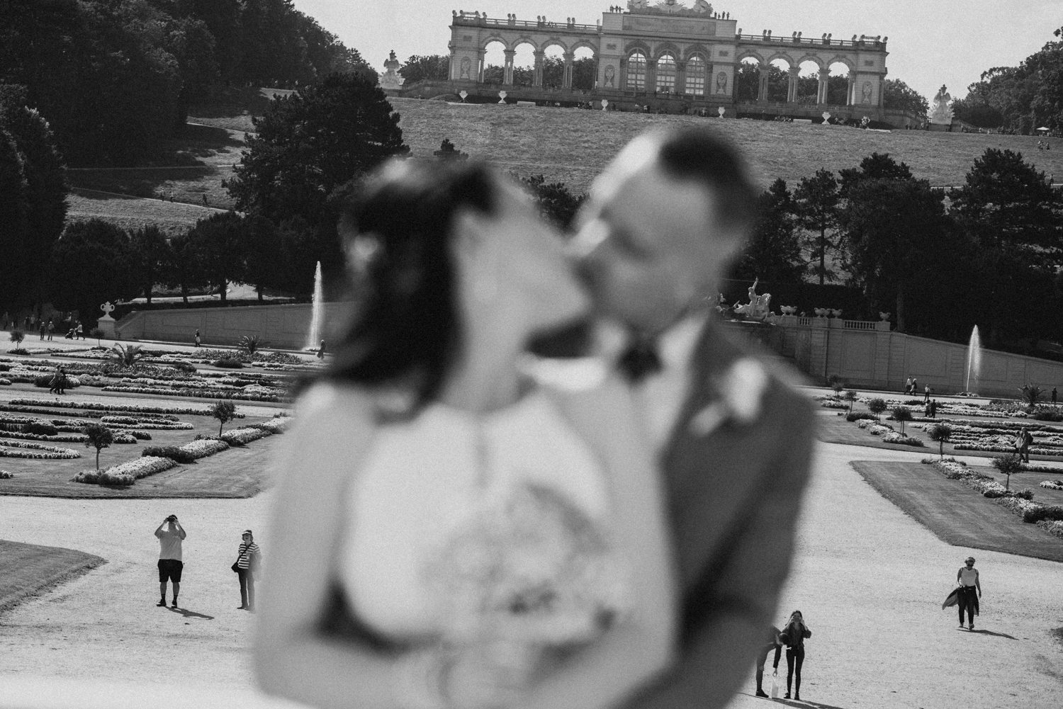 Hochzeitsreportage Schloss Schönbrunn Brautpaar küsst sich vor Gloriette