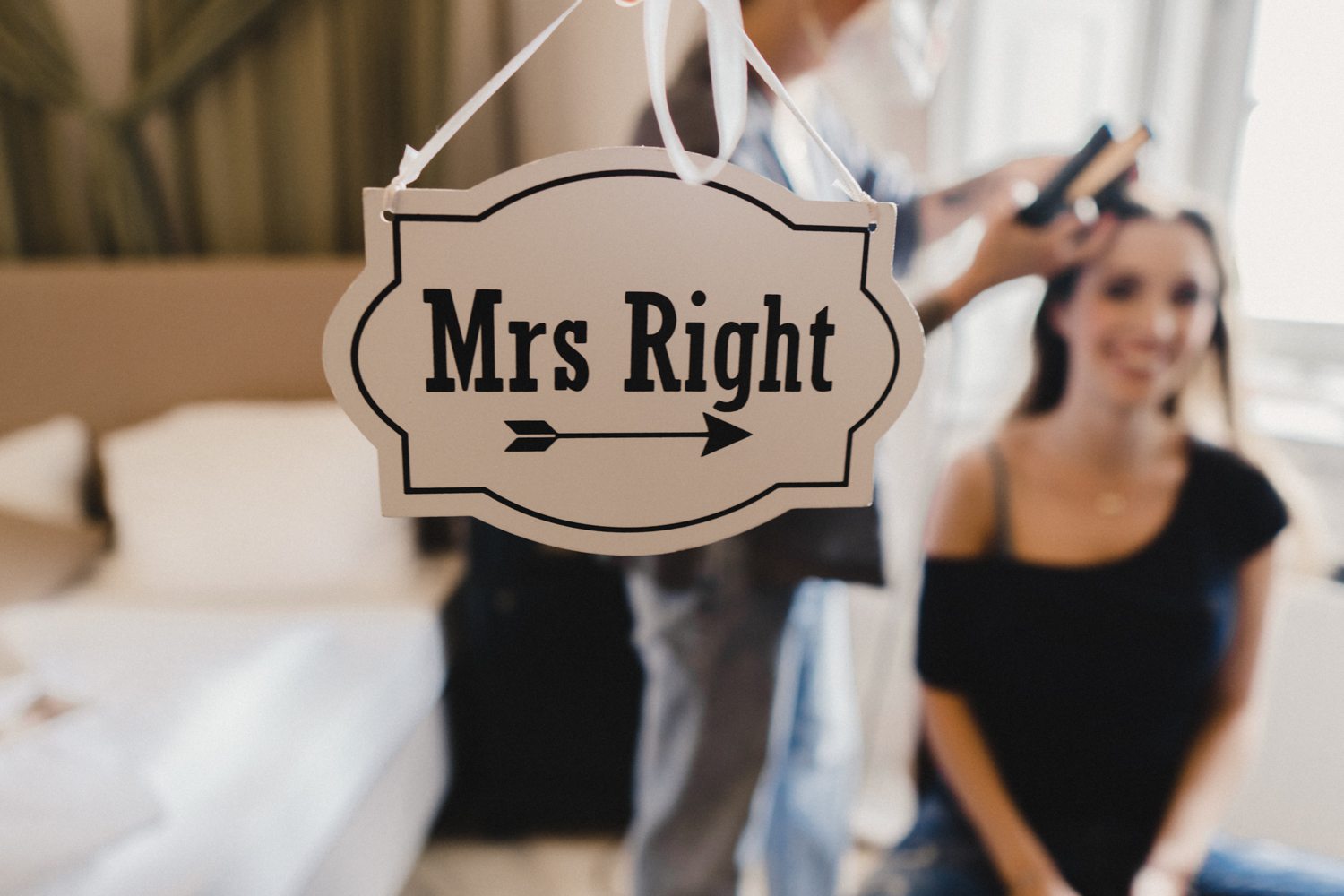 Ein Schild Mrs Right zeigt zur Braut während der Vorbereitungen