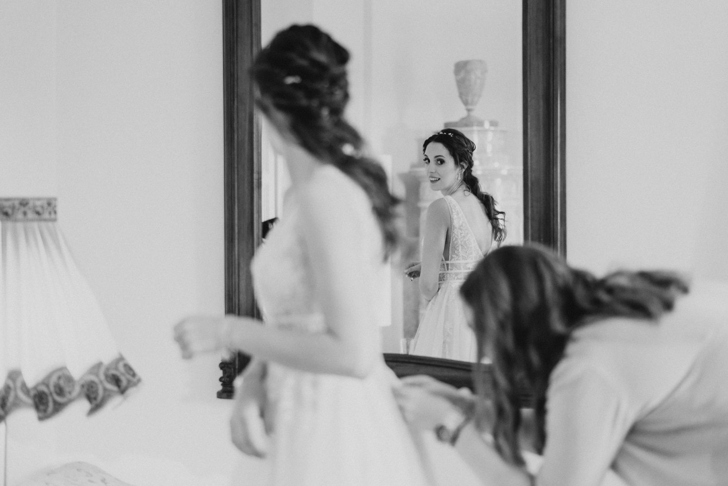 Braut schaut in den Spiegel beim Getting Ready Hochzeitsreportage