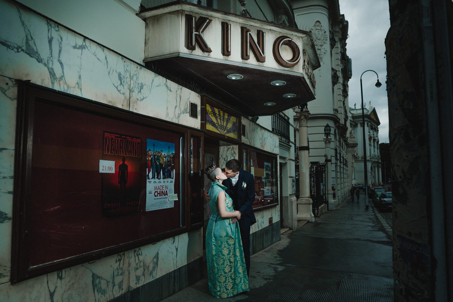 Brautpaar küsst sich vor dem Bellaria Kino in Wien