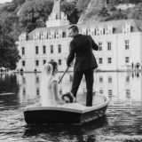 nach der Hochzeit auf Schloss Hernstein fährt auf diesem Bild das Brautpaar mit dem Boot über den Teich