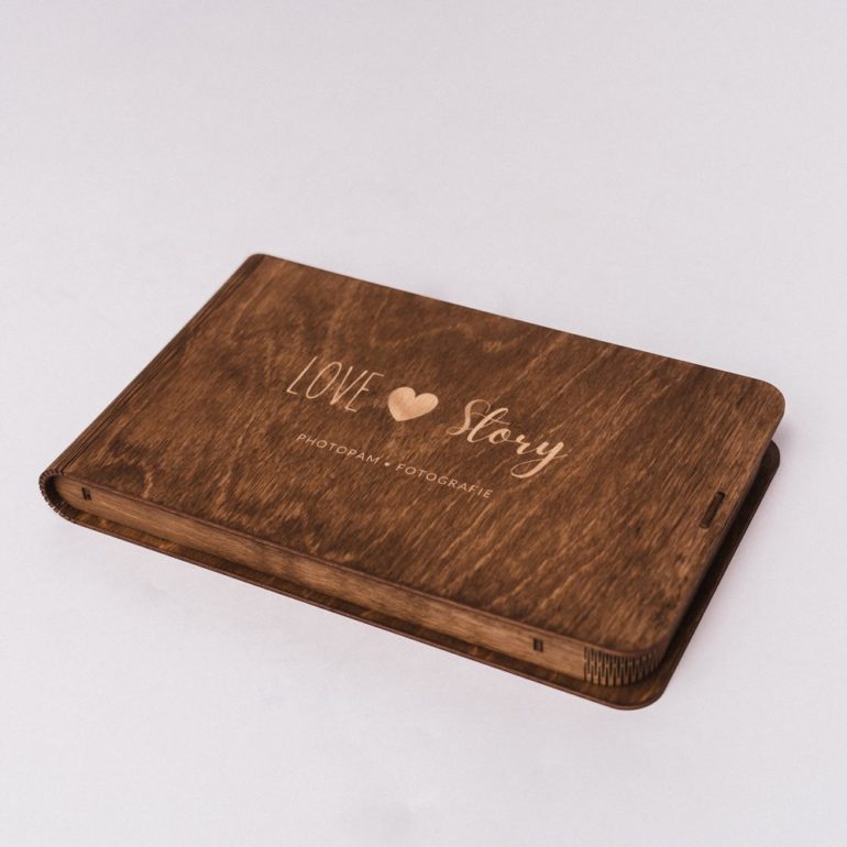 Zeigt Holzbox mit Gravur Hochzeitspaketen enthalten ist.