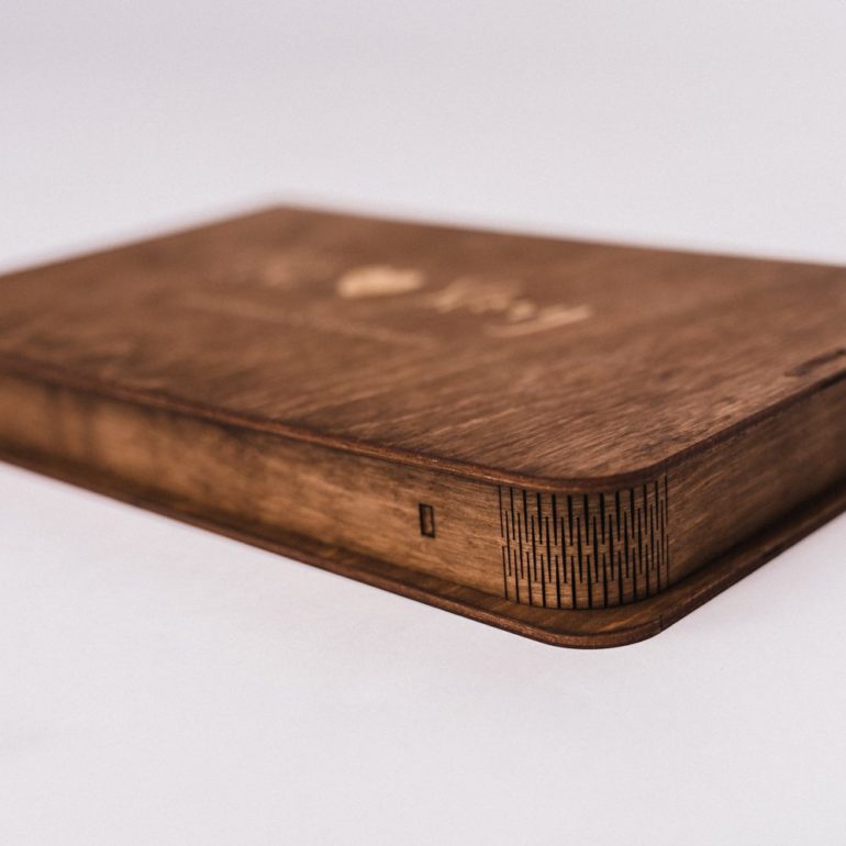zeigt Holzbox zur Aufbewahrung von USB und Bildern für Hochzeitspakete