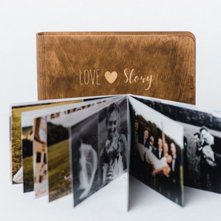 Zeigt Holzbox und kleines Album welches in den Hochzeitspaketen enthalten ist.