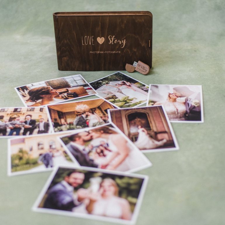 Zeigt Holzbox und Fineart Fotoprints die in den Hochzeitspaketen enthalten ist.